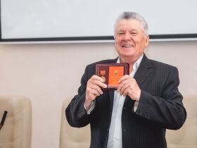 Секретарь СЖР Владимир Касютин вручил награды липецким журналистам