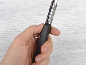 Кухонный нож овощечистка Victorinox, черный