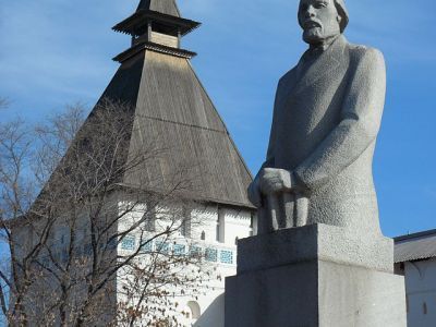 Памятник И.Н.Ульянову, скульптор Лавинский И.А.  архитектор Марковский М.С. (кованый гранит)