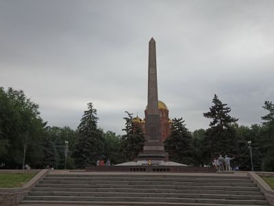 Братская могила защитников Красного Царицына и воинов 62-й и 64-й армий, погибших при обороне Сталинграда. На могиле установлен обелиск и зажжен вечный огонь