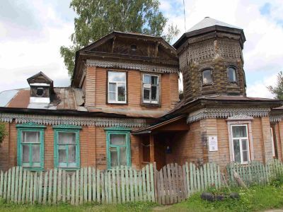 Дом жилой с трехъярусной башней (дер.)