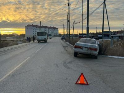 В Якутске водитель иномарки не уступил дорогу автобусу и врезался в столб