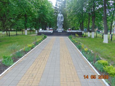 Братская могила советских воинов, погибших в боях с фашистскими захватчиками в 1943 году. Захоронено 33 человека, имена установлены всех. Скульптура советского воина. Обелиск