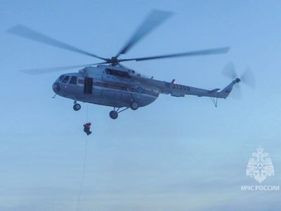 Спасатели отработали навыки по беспарашютному десантированию в Якутске