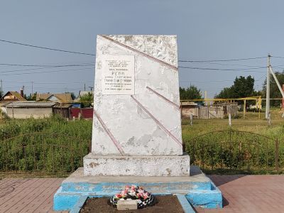 Братская могила участников гражданской войны Д.Г.Репп и Е.Е.Графф