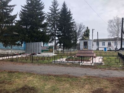 Братская могила воинов Советской Армии, погибших в период Великой Отечественной войны. Захоронено 85 человек, установлено фамилий на 11 человек. Скульптурная группа установлена в 1962 году