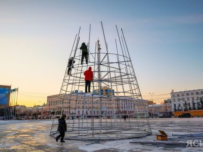 ФОТОФАКТ. На главной площади Якутии устанавливают новогоднюю елку
