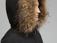 Пуховик с капюшоном и опушкой из натурального меха