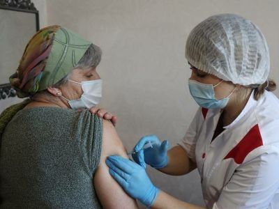 Эксперт: не прошедшие ревакцинацию от ковида почти не имеют антител к "омикрону"