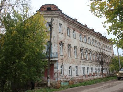 Здание средней школы № 2, где в августе 1918 года военком А.Д. Вихарев и его товарищи погибли в борьбе со Степановской бандой