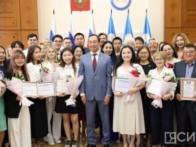 Глава Якутии наградил выпускников-стобалльников и призеров всероссийской олимпиады школьников