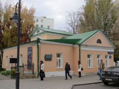 Городская усадьба, XVIII-XIX вв. - Служебный флигель (контора) Варгиных, 1798 г., 1820-е гг., 1845 г. Здесь в 1854-1855 гг. жил и работал Л.Н.Толстой. С 1980 года находится филиал музея Л.Н.Толстого