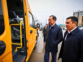 Айсен Николаев передал школам и колледжам Якутии ключи от 27 новых автобусов