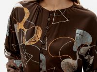 Блузка свободного силуэта с абстрактным принтом