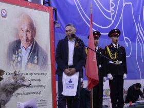 На призы 102-летнего ветерана Наума Слепцова провели матч-турнир по шахматам и шашкам