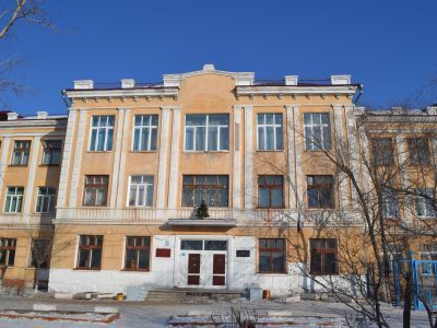 Здание средней школы № 1, где в годы Великой Отечественной войны (с августа 1941 по ноябрь 1945 гг.) размещался лечебный корпус эвакогоспиталя № 945