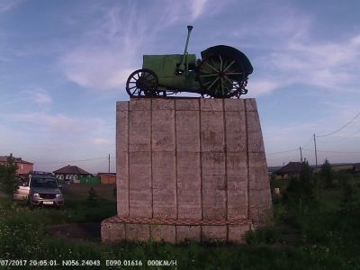 Трактор «ХТЗ», установленный в 1970 году в честь создания в 1930 году первой МТС района