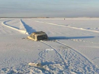 Автомобиль застрял в наледи на несанкционированной переправе в Якутии