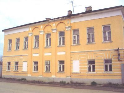 Усадьба городская: - главный дом с калиткой и двумя воротами