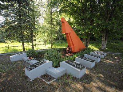 Мемориальный комплекс на братской могиле советских воинов, погибших в январе 1945 года