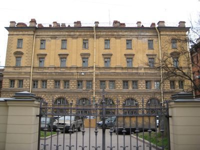 Флигель служебный при конюшне