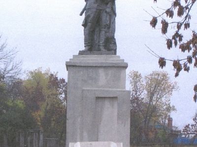 Братская могила советских воинов погибших в годы гражданской и Великой Отечественной войн