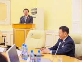 В Якутске с 75-летием поздравили заслуженного экономиста России Владимира Птицына