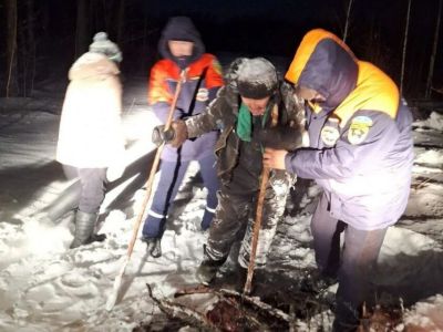 Спасатели эвакуировали двух человек из снежной пурги в Верхневилюйском районе Якутии