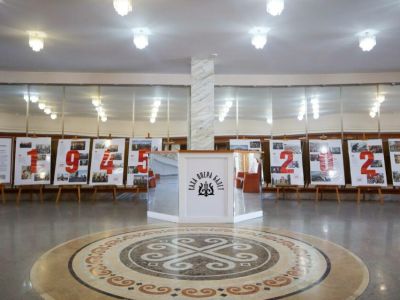 В Якутске проходит выставка «Парад в объективе ЯСИА: летопись Победы»