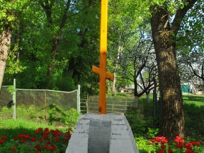 Памятное место, где в 1796-1797 гг. собирались восставшие крестьяне под руководством Емельяна Чернодыра. В восстании участвовали жители деревень Брасово, Алешенка, Глоднево, Колошичье, Телятниково