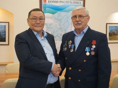 Айсен Николаев наградил жителя Коми, спасшего самолет из Якутии на заброшенном аэродроме