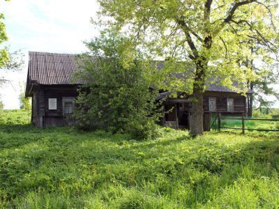 Дом, где в 1921-39 гг. жил Герой Советского Союза Тикилайнен П.А. На доме установлена памятная доска, посвященная герою