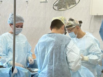 Врачи мобильного хирургического центра провели более 40 операций в трех районах Якутии в апреле