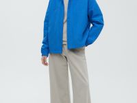 Ветровка с капюшоном и регулируемым поясом