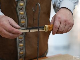 Более 70 кузнецов демонстрируют возможности якутских ножей, разрезая войлок, кости и дерево