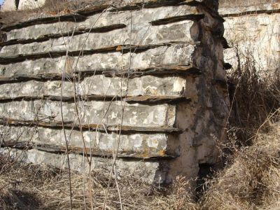 Склеп наземный с двухскатной ступенчатой кровлей 12