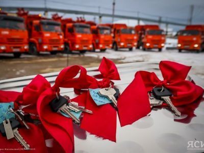 Дополнительная мощь для борьбы с мусором. «Якутскэкосети» передали вторую партию спецтехники