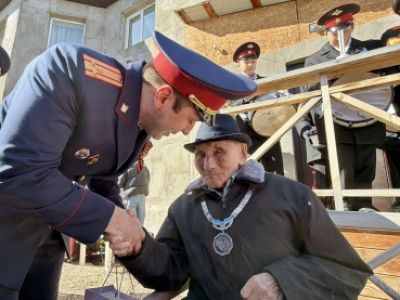 В Якутске сотрудники СК России поздравили 102-летнего ветерана-фронтовика Наума Трифоновича Слепцова с Днем Победы