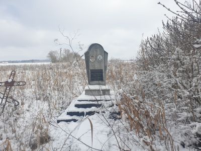 Братская могила. Похоронено 3 воина. Фамилии известны