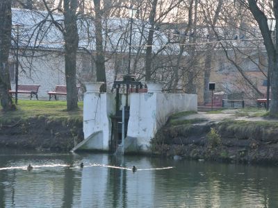 Плотина со спуском на р. Любуче