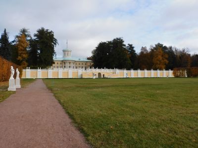 Нижняя терраса с западной и восточной руинными арками, подпорной стеной, лестницей и гротом с воротами