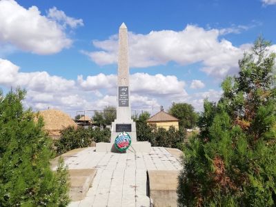 Могила заместителя командира авиаэскадрильи Героя Советского Союза ст. лейтенанта Манойлова И.А. и советских воинов