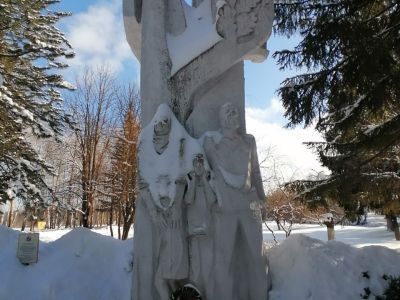 Братская могила жителей поселка Большой Дуб (82 человека стариков, женщин и детей), зверски сожженных и расстрелянных немецко-фашистскими захватчиками в 1942 году. Памятник сооружен в 1975 г.