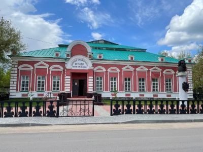 Памятник архитектуры начала XIX в., где в 1812 г.  размещался госпиталь, который содержал Ф.Ф. Ушаков