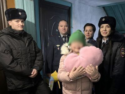 В Якутске помощники Деда Мороза поздравили детей с Новым годом