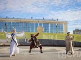 В Якутске на площади Республики открыли большой театральный сезон