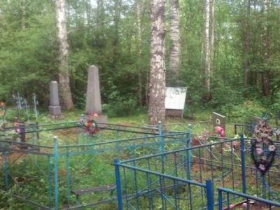 Воинское кладбище, где захоронены 190 воинов Советской Армии, погибших при бомбежке госпиталей, находившихся в д. Мерлюгино в период Великой Отечественной войны 1941-1945 гг.