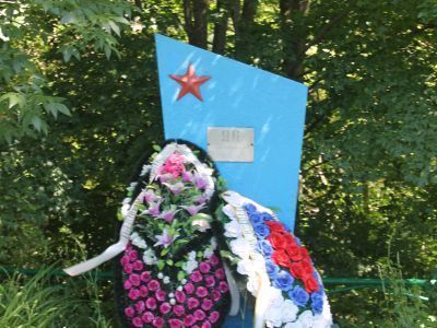 Братская могила. Захоронено 96 красноармейцев, погибших в боях в годы гражданской войны. Обелиск