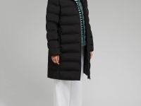 Утепленное пальто с капюшоном