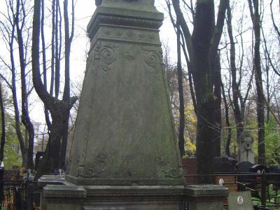 Надгробие на семейном захоронении фон Вогау, кон. XIX в. - нач. XX в.:- Ф.М. фон Вогау (1807-1880 гг.); - Эмилии фон Вогау (урожденная Рабенек) (1815-1890 гг.); Отто фон Вогау (1842-1904 гг.)